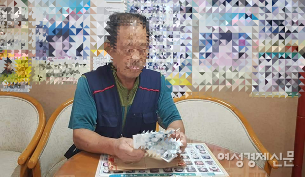 전단지 배포를 위해 준비하고 있는 한 노인 /여성경제신문