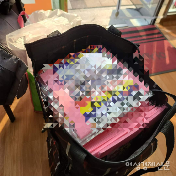 2시간 동안 배포해야 할 전단지가 가방을 채우고 있다. /여성경제신문