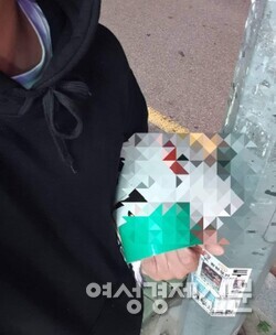 가로등이나 주택가에 전단지를 붙이는 아르바이트를 체험하고 있는 기자 /여성경제신문
