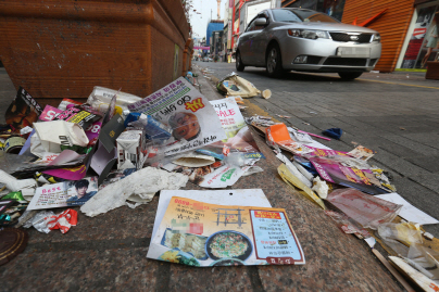 길거리에 쌓인 전단지 /연합뉴스