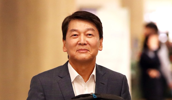 안철수 국민의힘 의원은 여전히 길을 헤매고 있는 것으로 보인다. 예전과 달라진 게 하나도 없는 관상이다. / 연합뉴스