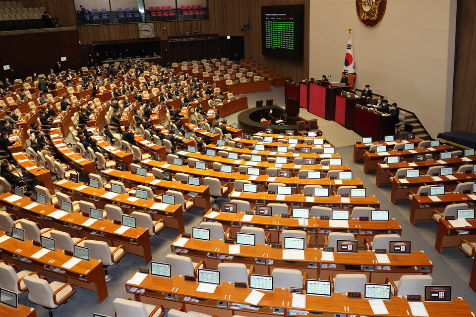 30일 오후 국회에서 열린 본회의에서 이태원 참사 진상규명과 재발방지를 위한 국정조사 결과보고서 채택의 건이 여당인 국민의힘 의원들이 퇴장한 가운데 표결 통과되고 있다. /연합뉴스