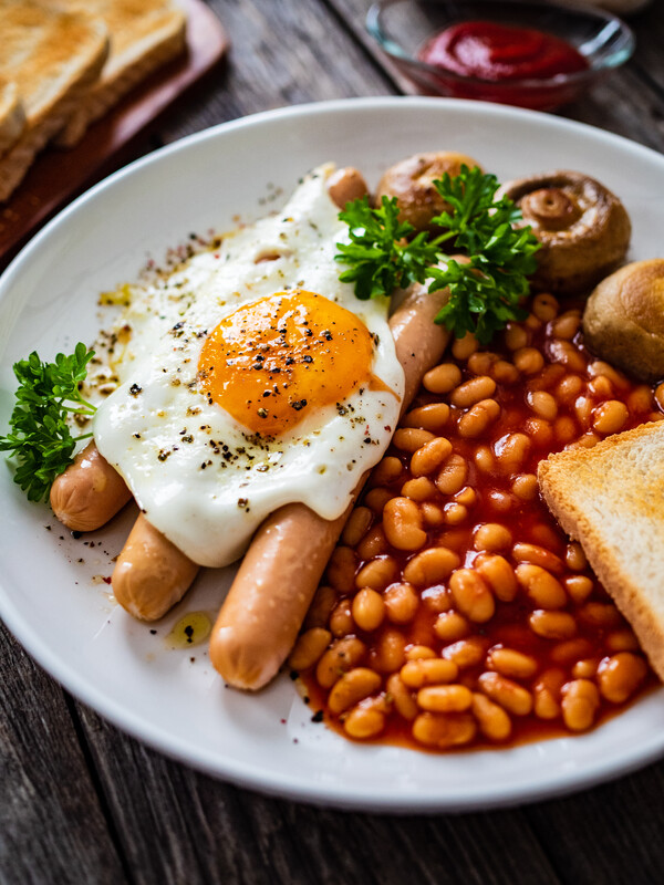 잉글리시 브랙퍼스트(English Breakfast)는 특별한 조리법이 없이 기름에 구워 내는 음식이다. 영국 음식은 맛이 없는 것으로 악명이 높지만 열량이 풍부하고 든든한 특징이 있다. /게티이미지뱅크