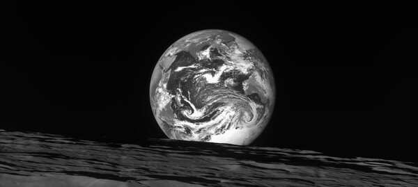 다누리가 달 상공에서 달 지표면과 지구를 함께 찍은 모습  사진:항우연