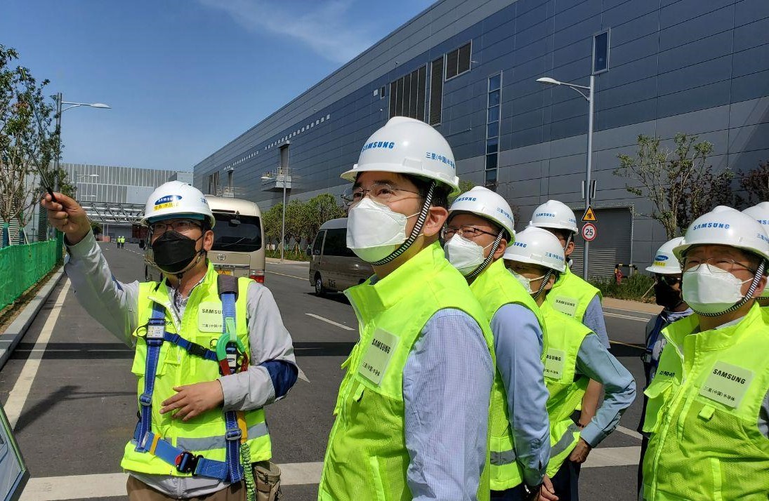 이재용 삼성전자 회장이 지난 2020년 중국 시안반도체 공장을 방문해 현장을 살펴보고 있다. /삼성전자