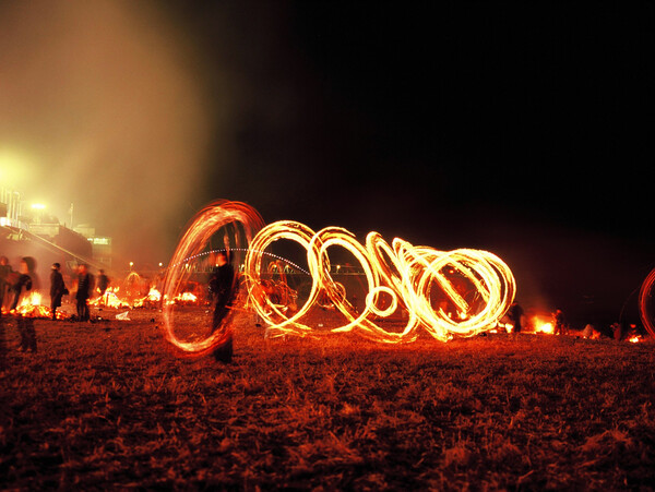 일찌감치 우리 선조는 정월 초하루부터 보름간 쉬도록 정해 놓으셨다. 이 축제 기간 우리 선조는 레저와 스포츠를 철저히 즐기셨다. 정월대보름날 밤에 즐기는 쥐불놀이 /게티이미지뱅크