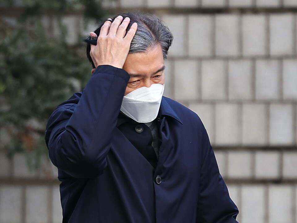 자녀 입시비리와 감찰 무마 혐의로 기소된 조국 전 법무부 장관이 3일 오후 서울 서초구 서울중앙지법에서 열린 1심 선고공판에 출석하고 있다．/연합뉴스