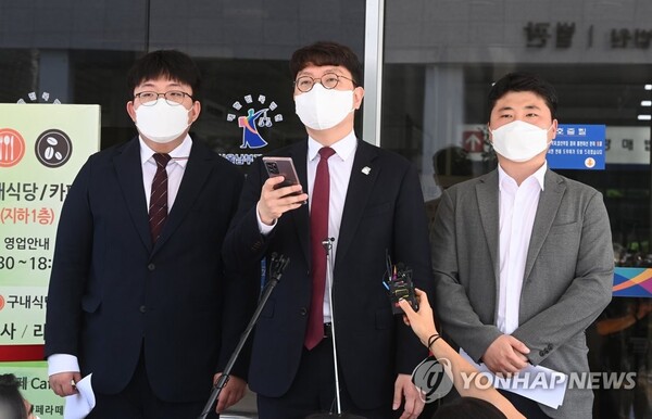 신인규 변호사 등 '국민의힘 바로 세우기'(국바세) 회원들이 2022년 8월 서울 남부지법에서 당 비대위 출범 탄원서를 제출한 뒤 기자회견을 하고 있다. /연합뉴스