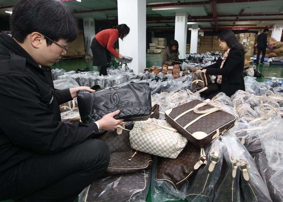서울 강남구 논현동 관세청 서울본부세관 직원들이 압수한 100억원대(정품시가 기준) 짝퉁 명품가방을 살펴보고 있다. 기사 내용과 무관한 자료사진임 /연합뉴스