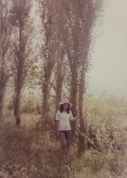 1975년경 결혼 전, 고향 집 근처 숲에서. 반지와 함께 옛 사진을 찾게 되었다. /이계진 님
