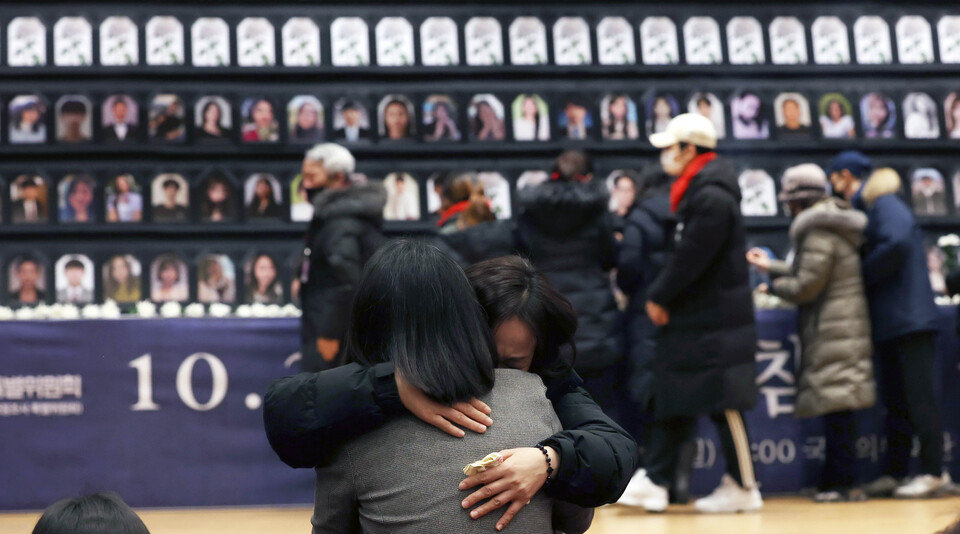 5일 국회 의원회관 대회의실에서 열린 10.29 이태원 참사 국회추모제에서 헌화를 마친 한 유가족이 오열하고 있다. /연합뉴스