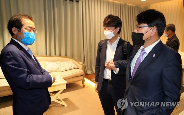 국민의힘 홍준표 의원이 2021년 6월 이준석 대표, 윤상현 의원과 대화를 나누고 있다. /연합뉴스