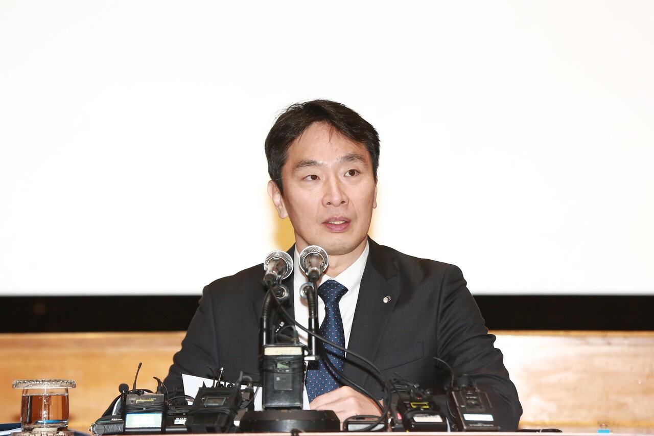 6일 이복현 금감원장은 서울 여의도 본원에서 2023년도 금감원 업무계획을 발표했다. 이복현 원장은 "은행은 영리를 추구하면서도 국민경제 발전을 위해 자금 중개 기능을 성실히 수행해야 하는 등 공공성을 고려해야 한다"고 강조했다. /연합뉴스