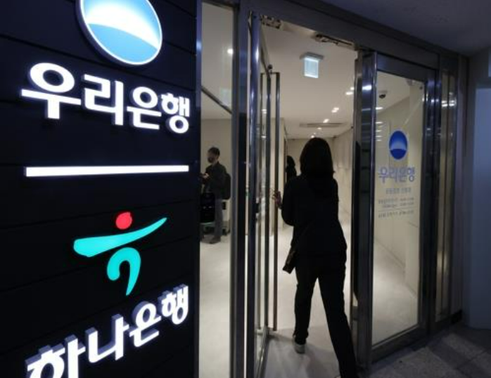 윤석열 대통령이 ‘은행은 공공재’라고 발언한 데 이어 이복현 금감원장도 올해 업무계획을 밝히는 자리에서 금융의 ‘공공성’을 다시 언급했다. /연합뉴스