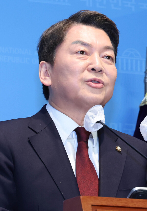 국민의힘 안철수 당대표 후보가 3일 국회 소통관에서 긴급기자회견을 열고 "윤심 팔이를 중단하라"고 주장하고 있다. /연합뉴스