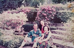 1993년경, 부모님과의 여행 사진 속 고인이 된 아빠의 웃음 소리와 환한 미소가 너무나 그립다. 엄마 아빠의 꽃무늬 옷이 보석 오팔처럼 화사하고 다채롭다. /민정윤 님