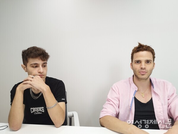 16일 여성경제신문이 한국에 거주하는 프랑스인 지브리엘(왼쪽)과 제이슨을 만나 인터뷰를 진행하고 있다. /여성경제신문