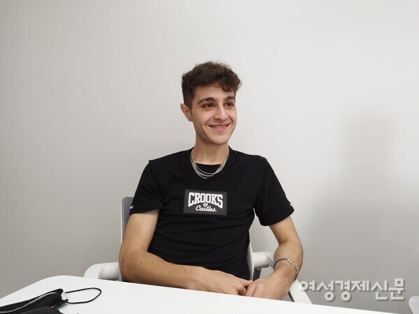 여성경제신문과 인터뷰를 진행하고 있는 지브리엘. /여성경제신문