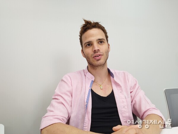 여성경제신문과 인터뷰를 진행하고 있는 제이슨. /여성경제신문