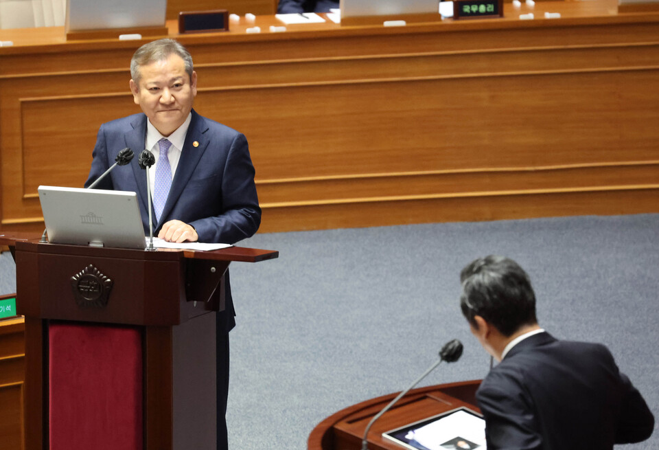 이상민 행정안전부 장관이 6일 국회 본회의에서 열린 정치·외교·통일·안보 분야 대정부질문에서 정청래 의원의 질문을 듣고 있다. / 연합뉴스