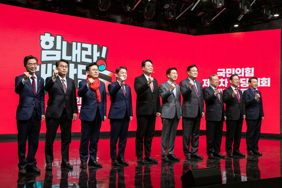 7일 오전 서울 강서구 한 방송 스튜디오에서 열린 국민의힘 제3차 전당대회 후보자 비전 발표회에서 정진석 비대위원장, 주호영 원내대표 등 당 지도부와 당 대표 후보들이 기념촬영을 하고 있다. 왼쪽부터 조경태, 윤상현, 황교안, 안철수, 천하람, 김기현 당 대표 후보, 정진석 비상대책위원장, 유흥수 전당대회 선거관리위원장, 주호영 원내대표, 김석기 사무총장. /국회사진기자단=연합뉴스