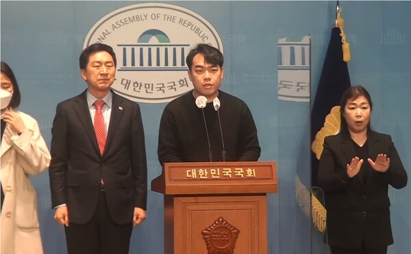 국민의힘 이윤규 전 대선 청년보좌역이 지지 선언문을 낭독하고 있다. /세계타임즈TV