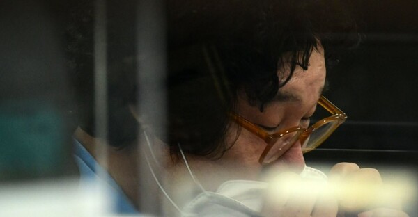 8개월간 도피 끝에 태국에서 붙잡힌 김성태 전 쌍방울그룹 회장이 지난달 17일 인천국제공항을 통해 입국하고 있다. /연합뉴스