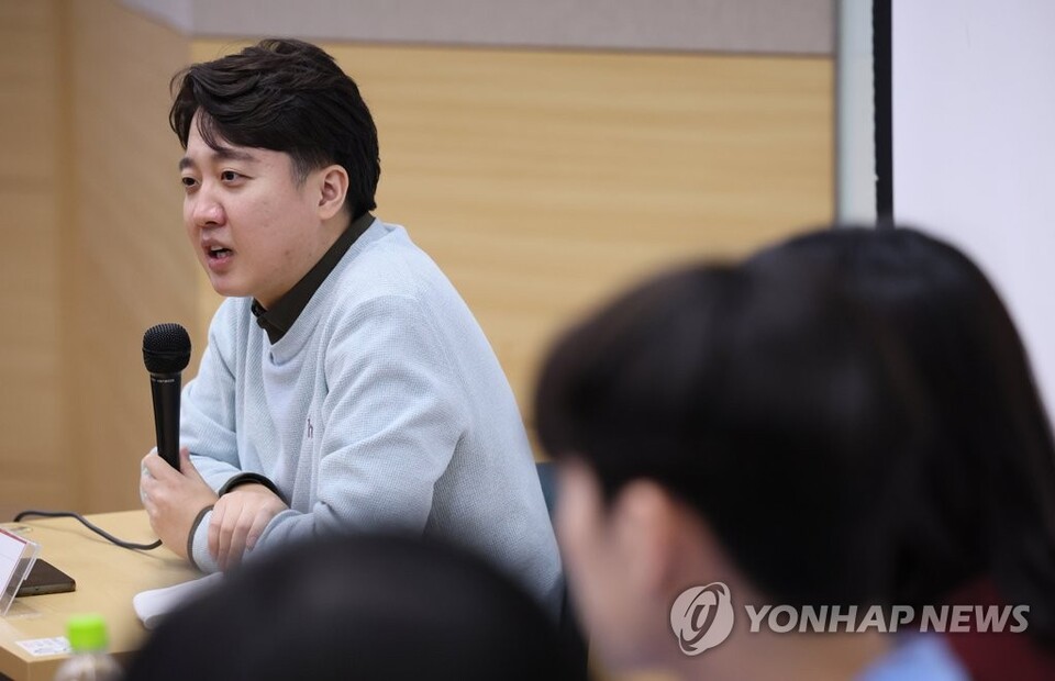 국민의힘 이준석 전 대표가 지난해 12월 22일 오후 서울 성북구 고려대학교정경관에서 정치외교학과 '한국현대정치사상' 주최로 열린 특별 강연 '보수주의의 길을 묻다'에서 패널들의 질문에 답하고 있다. /연합뉴스