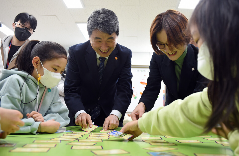 이주호 사회부총리 겸 교육부 장관과 김영미 저출산고령사회위원회 부위원장이 9일 오전 서울 서대문구 가재울초등학교를 찾아 돌봄교실 현장을 살펴보고 있다. /공동취재=연합뉴스