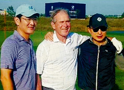 지난 2015년 류진 풍산그룹 회장의 초청을 받은 조지 W 부시 전 미국 대통령이 이명박 전 대통령, 이재용 삼성전자 회장과 인천에서 골프회동을 가진 뒤 기념 촬영을 하고 있다. /연합뉴스