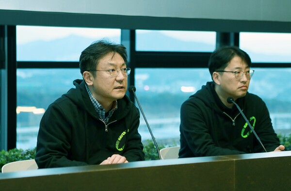 네이버클라우드는 강원도 춘천에 위치한 네이버 자체 데이터센터에서 테크포럼을 9일 진행했다. 정수환 IT서비스본부장(왼쪽), 노상민 데이터 센터장(오른쪽)이  올 하반기 선보일 '각 세종'을 소개하고 있다. /네이버클라우드 제공