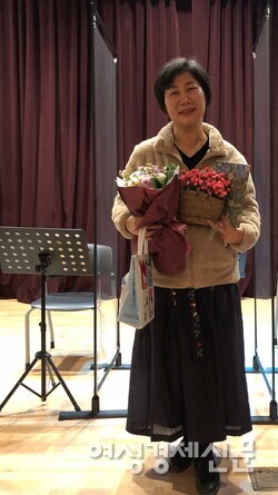 연극이 끝난 후 나는 입이 귀에 걸렸다. 칭찬과 선물을 듬뿍 받아들고 연신 사진을 찍었다. /사진=김정희