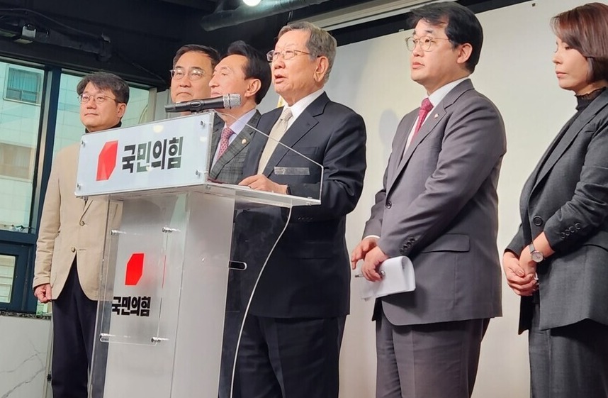 국민의힘 유흥수 전당대회 선거관리위원장이 10일 서울 여의도 당사에서 3·8 전당대회 예비경선(컷오프) 여론조사 결과를 발표하고 있다. /최수빈 기자