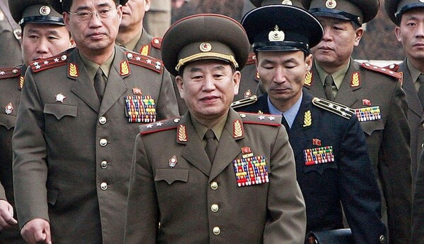 김영철(가운데) 북한 노동당 중앙위원회 부위원장 겸 통일전선부장이 지난 2007년 12월 13일 남북 장성급 군사회담 북측대표로 대표단을 이끌고 판문점의 남측 지역으로 넘어오는 모습. /연합뉴스