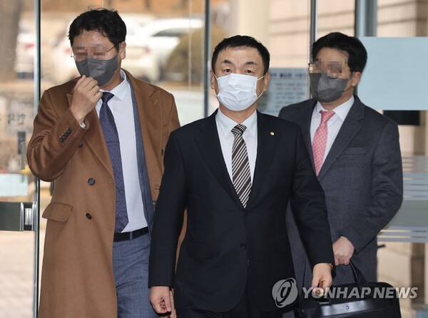 도이치모터스 주가를 조작한 혐의로 기소된 권오수 전 도이치모터스 회장이 10일 오전 서초구 서울중앙지법에서 열린 1심 선고 공판에 출석하고 있다. /연합뉴스