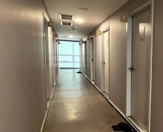 대전경찰청은 7일 청소년 출입·고용 금지 업소로 지정된 룸카페 합동점검을 벌여 청소년들을 출입시킨 지역 룸카페 3곳을 적발했다고 밝혔다. 적발 업소는 밀실에 침구류, 매트리스, 벽걸이형 TV 등을 설치 후 청소년을 대상으로 영업을 해온 것으로 확인됐다.사진은 적발된 룸카페 내부. /대전경찰청=연합뉴스