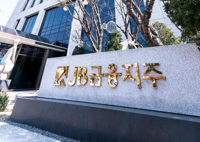 지난해 사상 최대 실적을 낸 JB금융지주의 김기홍 회장이 2대 주주 ‘얼라인’과의 ‘배당 전쟁’ 진화를 시도했지만 주주제안을 피하지는 못했다. /JB금융