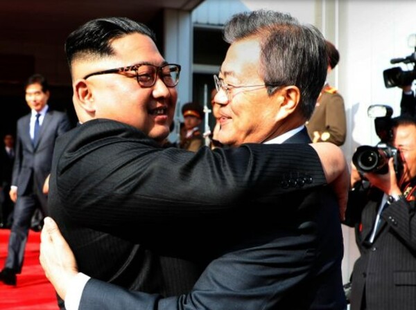 김정은(왼쪽) 국방위원장과 문재인 전 대통령 /연합뉴스