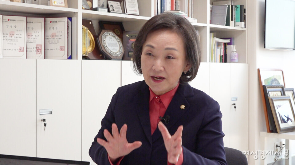 한무경 국민의힘 의원이 2월 1일 서울 여의도 국회 의원회관 사무실에서 여성경제신문과 인터뷰하고 있다. /장세곤 기자