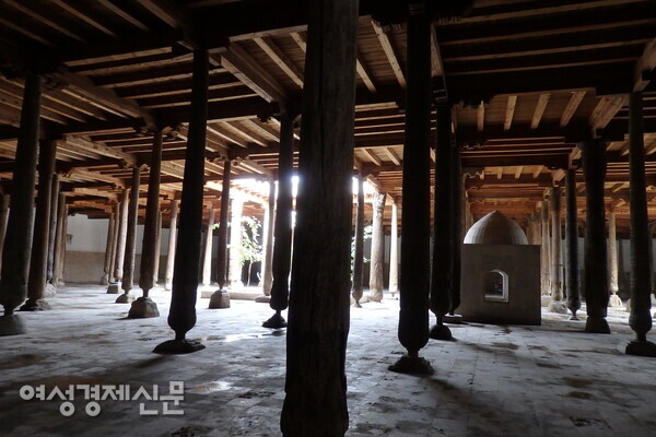 히바 성 안 마을 이찬 칼라의 주마 사원_ 218개 목재 기둥이 유명하다. /사진=박재희