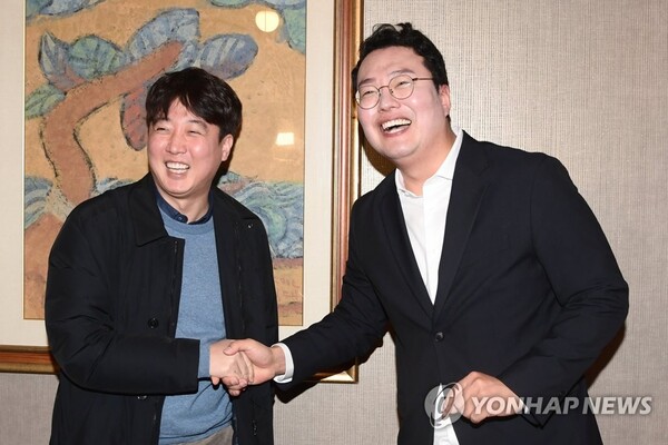 국민의힘 이준석 전 대표(왼쪽)가 12일 오후 서울 영등포구 여의도의 한 식당에서 천하람 당대표 후보와 악수하고 있다. /연합뉴스