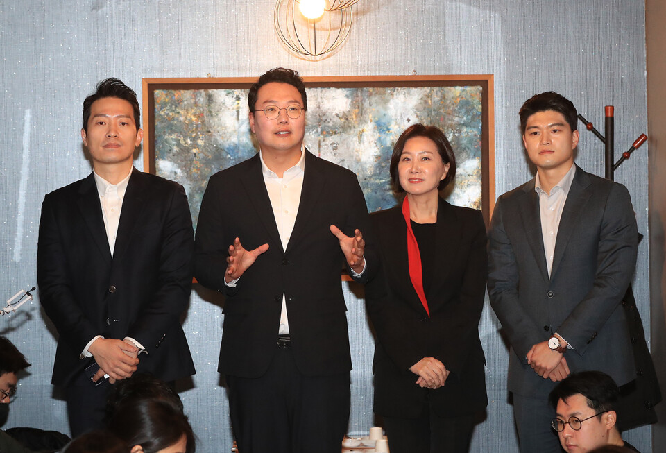 국민의힘 3·8 전당대회에 출마한 친이준석계 후보들이 12일 오후 서울 영등포구 여의도의 한 식당에서 기자단과 오찬 간담회를 하기에 앞서 질문에 답하고 있다. 왼쪽부터 이기인 청년최고위원 후보, 천하람 당대표 후보, 허은아 최고위원 후보, 김용태 최고위원 후보. /공동취재=연합뉴스