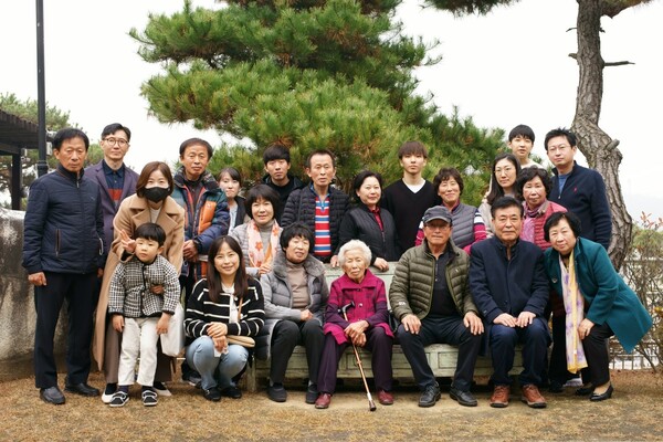 경기도 여주시 ‘정서방네’ 대가족 사진. 맏딸인 이모집 마당에서 찍었다. 중앙에 외할머니와 이모, 이모 뒤에 스카프를 두른 분이 김민주 님의 엄마다. 김민주 님은 이날 참석하지 못했다. /김민주