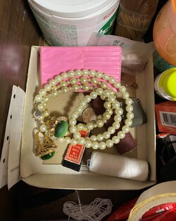 평소 할머니 장롱 서랍에 보관되어 있는 쌍둥이 초록색 반지의 모습. /김민주