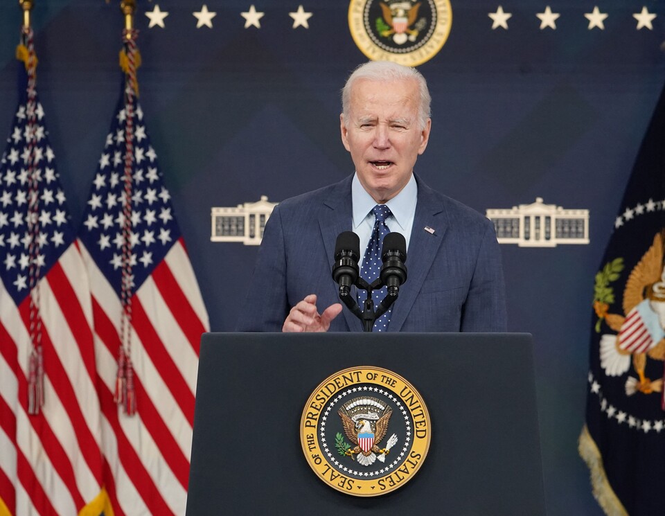 조 바이든 미국 대통령이 16일(현지시간) 워싱턴DC 백악관에서 최근 북미 상공에서 발견된 4개 비행체들에 대한 정부 대응에 관해 발언하고 있다. 미국은 이달 들어 북미 상공에서 발견된 중국 '정찰 풍선'과 뒤를 이은 미확인 비행체 3개를 잇따라 격추했다. /워싱턴DC AFP=연합뉴스
