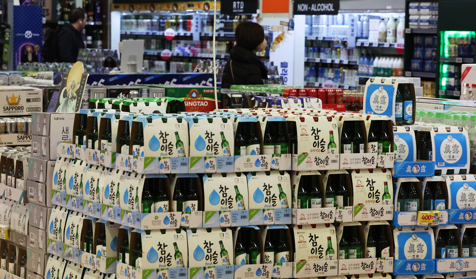 19일 서울 한 대형마트 주류코너에서 시민들이 쇼핑하고 있다. 이날 통계청 국가통계포털에 따르면, 지난해 맥주와 소주 등 술값이 줄줄이 인상되면서 주류 가격은 전년 대비 5.7% 상승했다. 이는 외환위기 직후인 1998년의 11.5% 이후 24년 만에 가장 높은 상승률이다. /연합뉴스