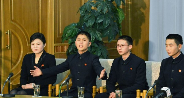 지난 2013년 5월 한국으로 오려다 강제 북송돼 처형설이 제기됐던 탈북 청소년 9명이 이듬해 평양 고려동포회관에서 기자회견을 하고 있다. /연합뉴스
