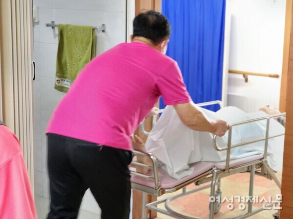 치매 환자를 돌보고 있는 보호사 /여성경제신문