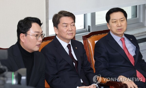 국민의힘 김기현 당 대표 후보(오른쪽부터), 안철수 당 대표 후보, 천하람 당 대표 후보가 지난 10일 오후 서울 여의도 국회에서 열린 국민의힘 '힘내라 대한민국! 제3차 전당대회- 더 나은 미래 서약식'에서 대화하고 있다. /연합뉴스