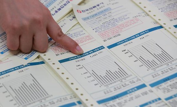 서울 영등포구 한국전력공사 본부에서 직원들이 각 가정으로 발송될 전기요금 청구서를 확인하고 있다. /연합뉴스